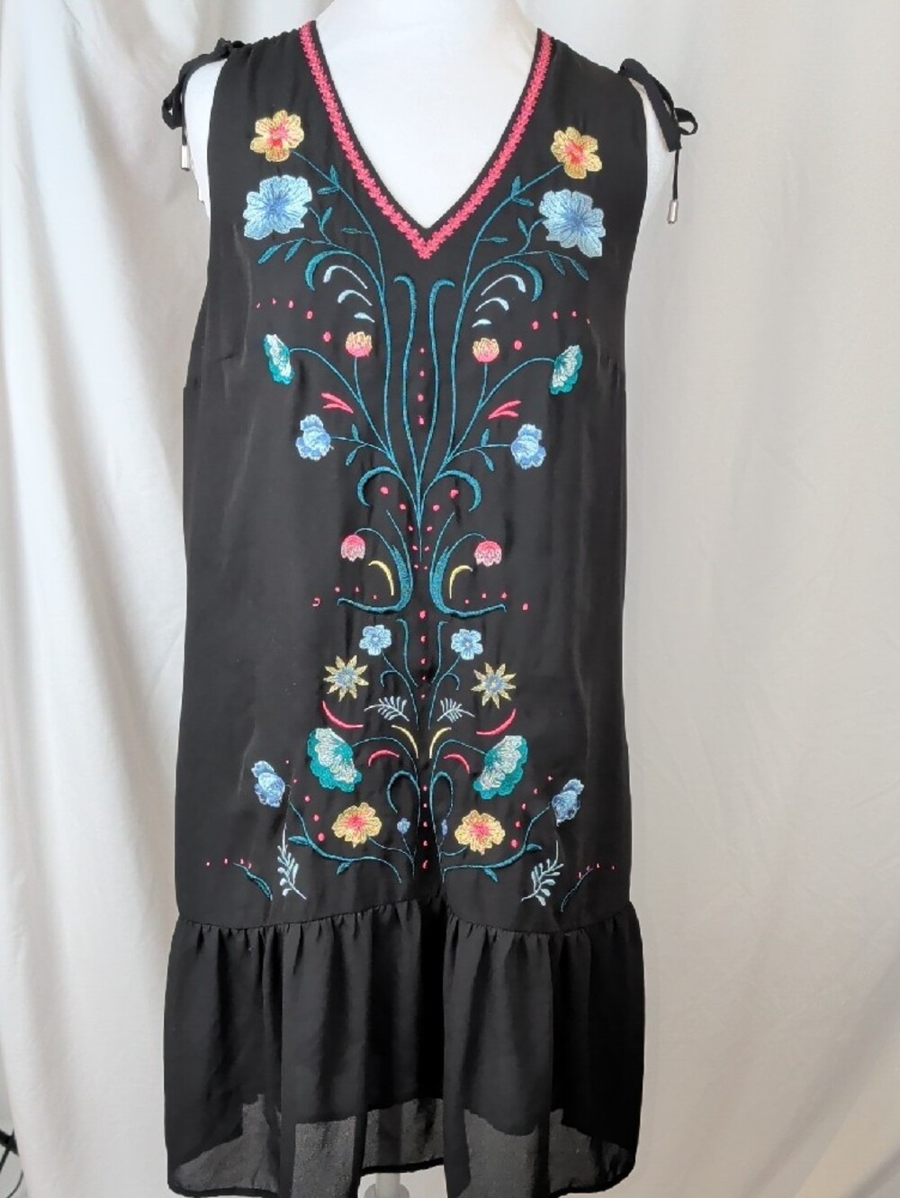 TRISTAN 🇨🇦 Black Embroidered Floral Boho Shift Dress Size Small Tie Shoulders